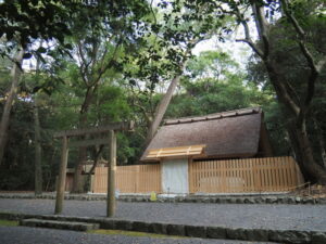 御垣の修繕がほぼ完成した御塩殿（御塩殿神社）