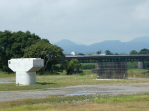 P2橋脚と工事が再開されないP3橋脚（宮川橋架替工事）