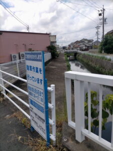 工事看板に「桧尻1号雨水幹線」と記される小柳川