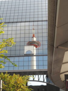 京都駅前にて