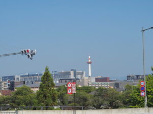 九条跨線橋から望む京都タワー