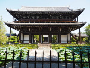 思遠池越しに望む三門（東福寺）