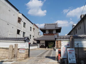 伏見城から移築された源空寺の山門