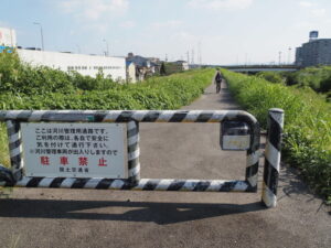 東高瀬川の左岸堤防道路（新大手橋〜縄手橋）