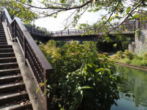 濠川と宇治川派流の合流地点に架かる伏見であい橋