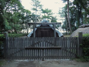 屋根全体にシートが掛けられた御塩焼所（御塩殿神社）