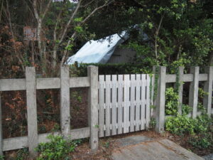 屋根全体にシートが掛けられた御塩焼所（御塩殿神社）