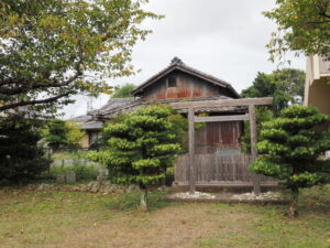 石造遺物と秋葉社（王中島公民館前）