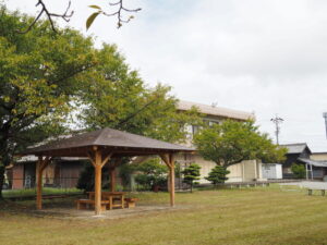 王中島公民館前の広場（伊勢市御薗町王中島）