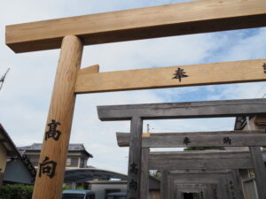 令和六年九月に建て替えられた鳥居（於喜佐稲荷大明神）