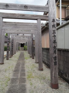 九月に建て替えられた鳥居（於喜佐稲荷大明神）