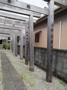 九月に建て替えられた鳥居（於喜佐稲荷大明神）