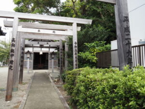 九月に建て替えられた鳥居（於喜佐稲荷大明神）