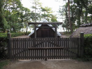 白いシートで覆われた御塩汲入所（御塩殿神社）