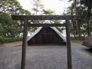 白いシートで覆われた御塩汲入所（御塩殿神社）