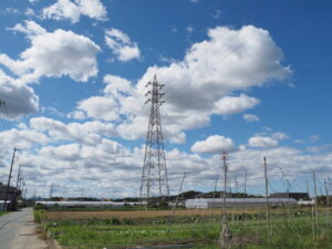 高電圧線の鉄塔（伊勢市御薗町高向）