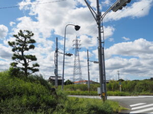 高電圧線の鉄塔（近鉄山田線踏切道小俣５号付近）