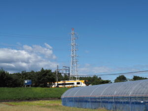 高電圧線の鉄塔（近鉄山田線踏切道小俣５号付近）