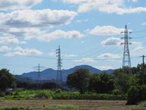 高電圧線の鉄塔（伊勢市御薗町高向）