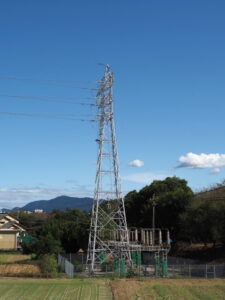 特別高圧電力ケーブルが地下へと隠れる鉄塔（JR参宮線宮川橋梁東詰付近）