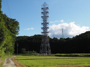 特別高圧電力ケーブルが地下へと隠れる鉄塔（伊勢市前山町）