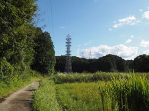 特別高圧電力ケーブルが地下へと隠れる鉄塔（伊勢市前山町）