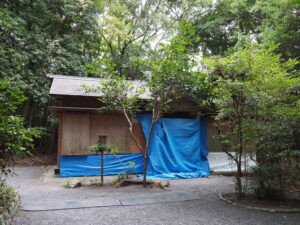 修繕中の斎舎（御塩殿神社）