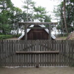 これから萱が葺き替えられる御塩焼所（御塩殿神社）