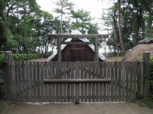 これから萱が葺き替えられる御塩焼所（御塩殿神社）