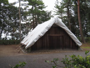 これから萱が葺き替えられる御塩焼所（御塩殿神社）