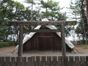 これから萱が葺き替えられる御塩焼所（御塩殿神社）