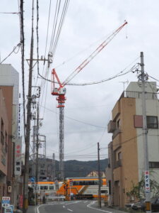 伊勢市駅前に聳える巨大クレーン