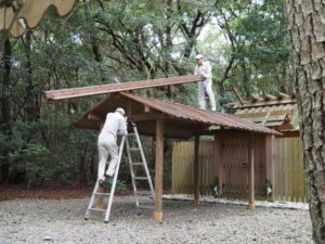 幄舎の解体作業（御塩殿神社）