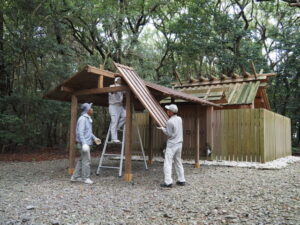 幄舎の解体作業（御塩殿神社）