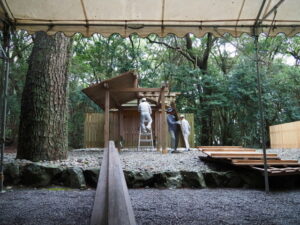 幄舎の解体作業（御塩殿神社）