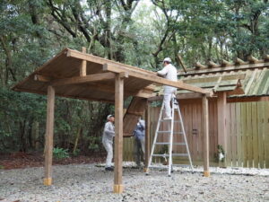 幄舎の解体作業（御塩殿神社）