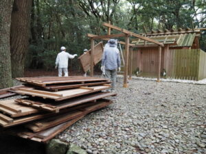 幄舎の解体作業（御塩殿神社）