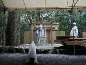 幄舎の解体作業（御塩殿神社）