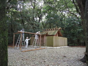 幄舎の解体作業（御塩殿神社）