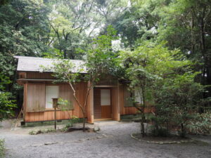 修繕された斎舎（御塩殿神社）