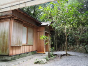 修繕された斎舎（御塩殿神社）