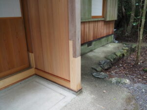 修繕された斎舎（御塩殿神社）