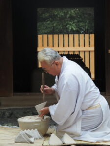 御塩殿での御塩焼固作業（御塩殿神社）