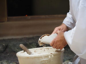 御塩殿での御塩焼固作業（御塩殿神社）