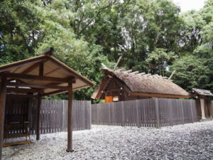 神麻続機殿神社と八尋殿