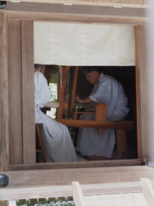 荒妙の奉織作業（神麻続機殿神社の八尋殿）