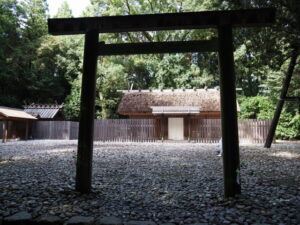 神麻続機殿神社と八尋殿