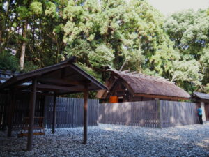 神服織機殿神社と八尋殿