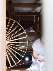 和妙の奉織作業（神服織機殿神社の八尋殿）