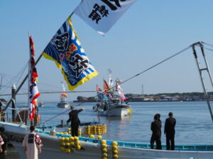 御幣鯛を奉納するため神社港に到着した太一御用船